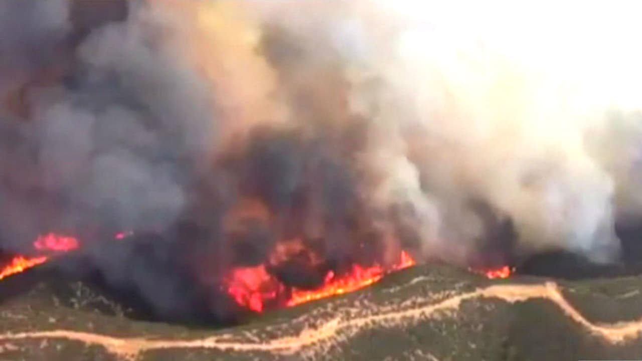 Arden cientos de acres y se implementan evacuaciones en California por ola de calor