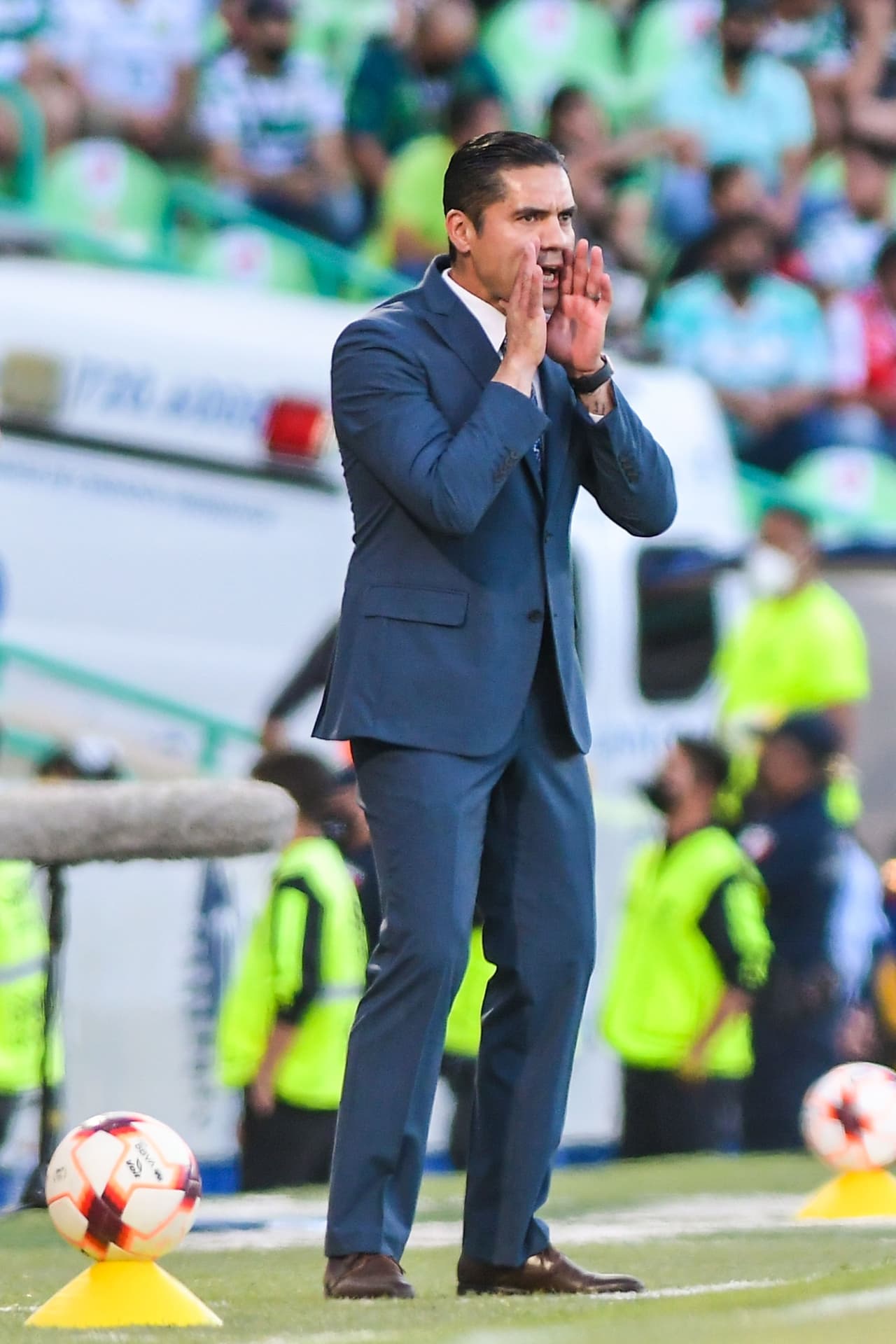 Christian Martínez daba instrucciones en su debut como estratega interino de los 'esmeraldas'.