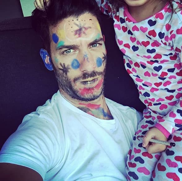 Erick Elías quedó todo pintado al jugar con su hija Olivia.