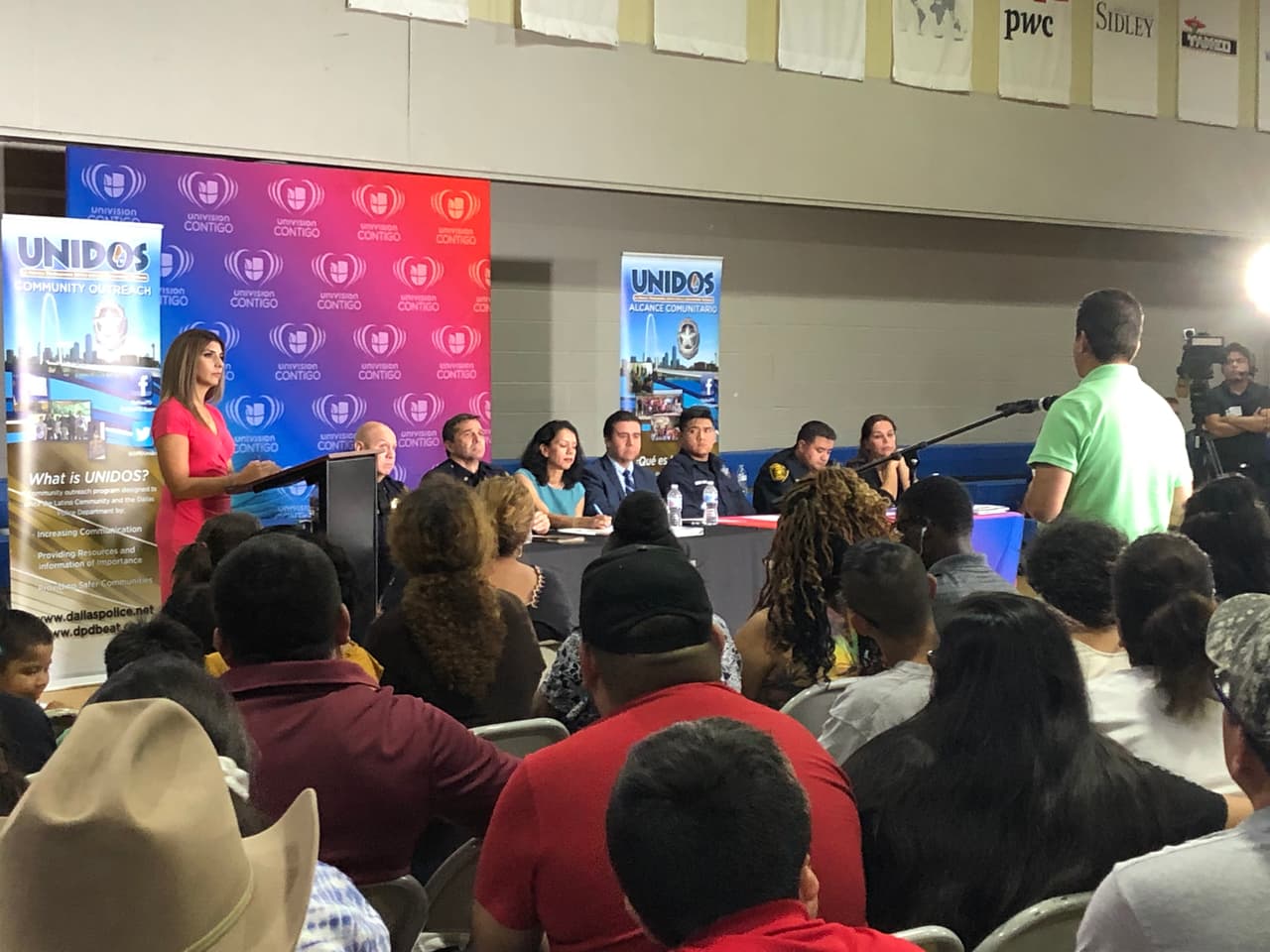 Entre los panelistas que participaron esta noche estuvieron: Rueben Ramírez, representante de la Organización UNIDOS, Liz Cedillo-Pereira, directora de asuntos comunitarios y migratorios de la ciudad de Dallas, Francisco Merino
<b>, </b>Cónsul de Protección del Consulado de México, el oficial Francisco García de la Unidad de Pandillas de la Policía de Dallas, el teniente Juan Cedillo, del Departamento de la Policía del Distrito Escolar de Dallas, Nancy Guerrero de la oficina del Censo 2020 y el sargento Roberto Muñoz de UNIDOS.
<br>