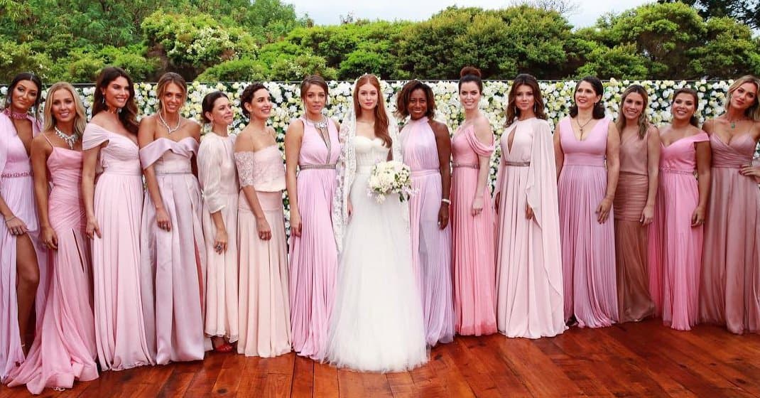 Las 14 damas de honor optaron por no llevar sus vestidos del mismo color, pero usaron distintos tonos de colores pastel.