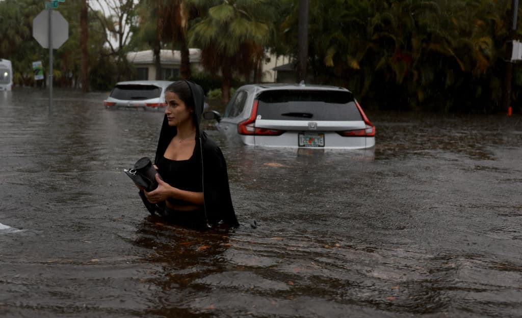 Estado de emergencia, inundaciones y cientos de vuelos cancelados: los estragos de las lluvias torrenciales que azotan Florida