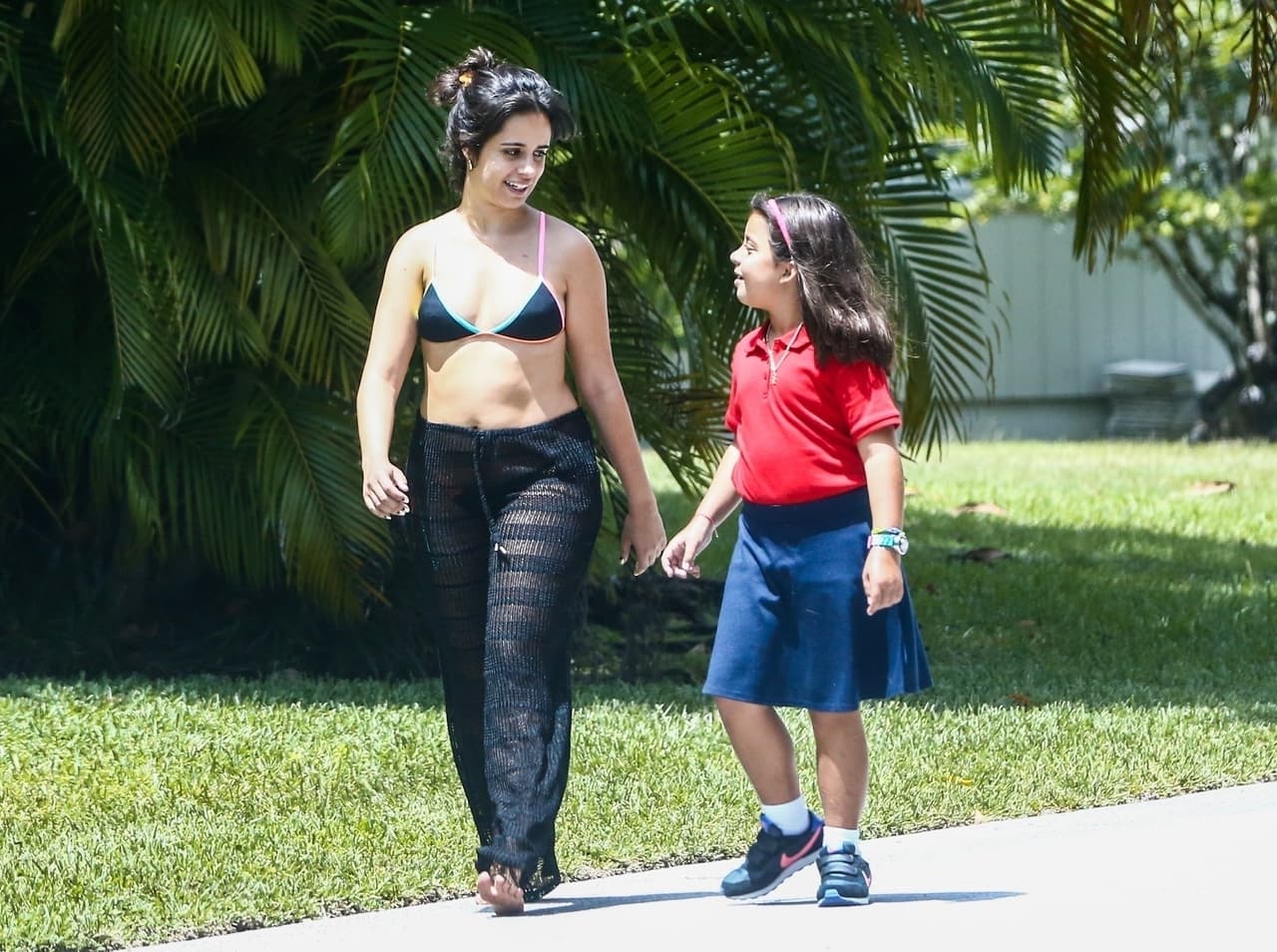 "Estaba corriendo por el parque pensando en mis propias cosas, intentando ser fit y mantenerme sana. Llevo puesto un top con el que se me ve el ombligo y 
<b>no estaba metiendo barriga porque estaba corriendo y existiendo como una persona normal</b>", dice Camila en su mensaje.
<br>