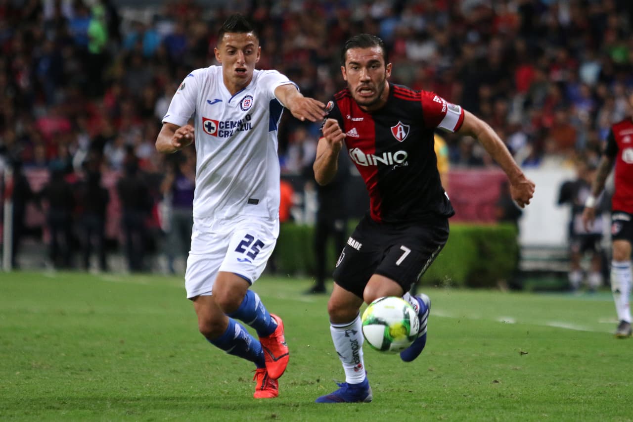 El peor remate posible para Atlas fue la expulsión al 90'+3 de su capitán Juan Pablo Vigón (derecha) por anotar un gol con la mano.