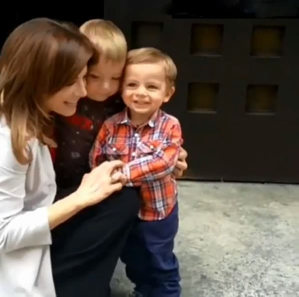 Además, el pequeño Nikita ya es amigo de León, el hijo de
<b><a href="https://www.univision.com/programas/novelas/silvia-navarro-recibio-a-su-pequeno-santa-claus-fotos">Silvia</a></b>.