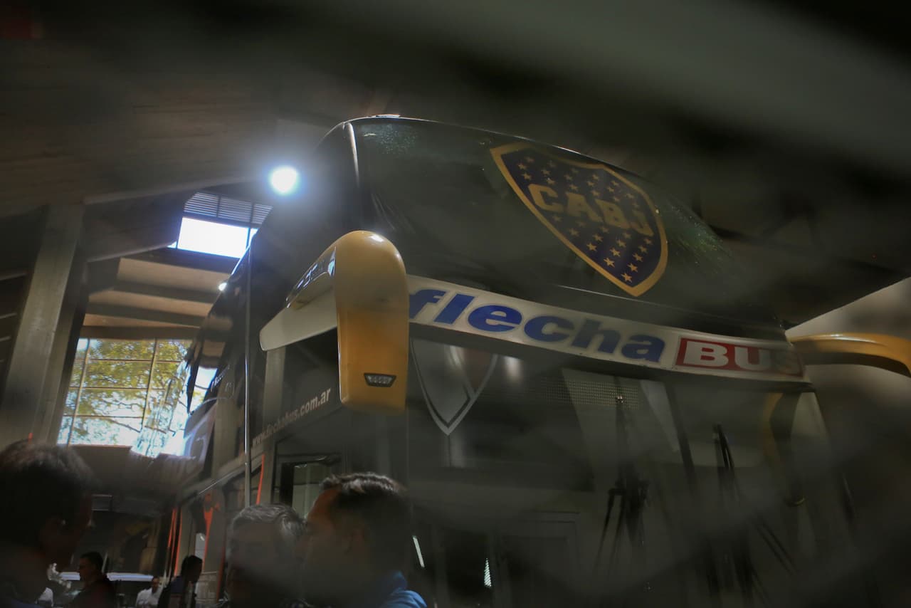 Horas antes, el esquema de seguridad de la policía falló en proteger al camión que transportaba a los jugadores de Boca Juniors, que fue agredido por piedras y palos.
