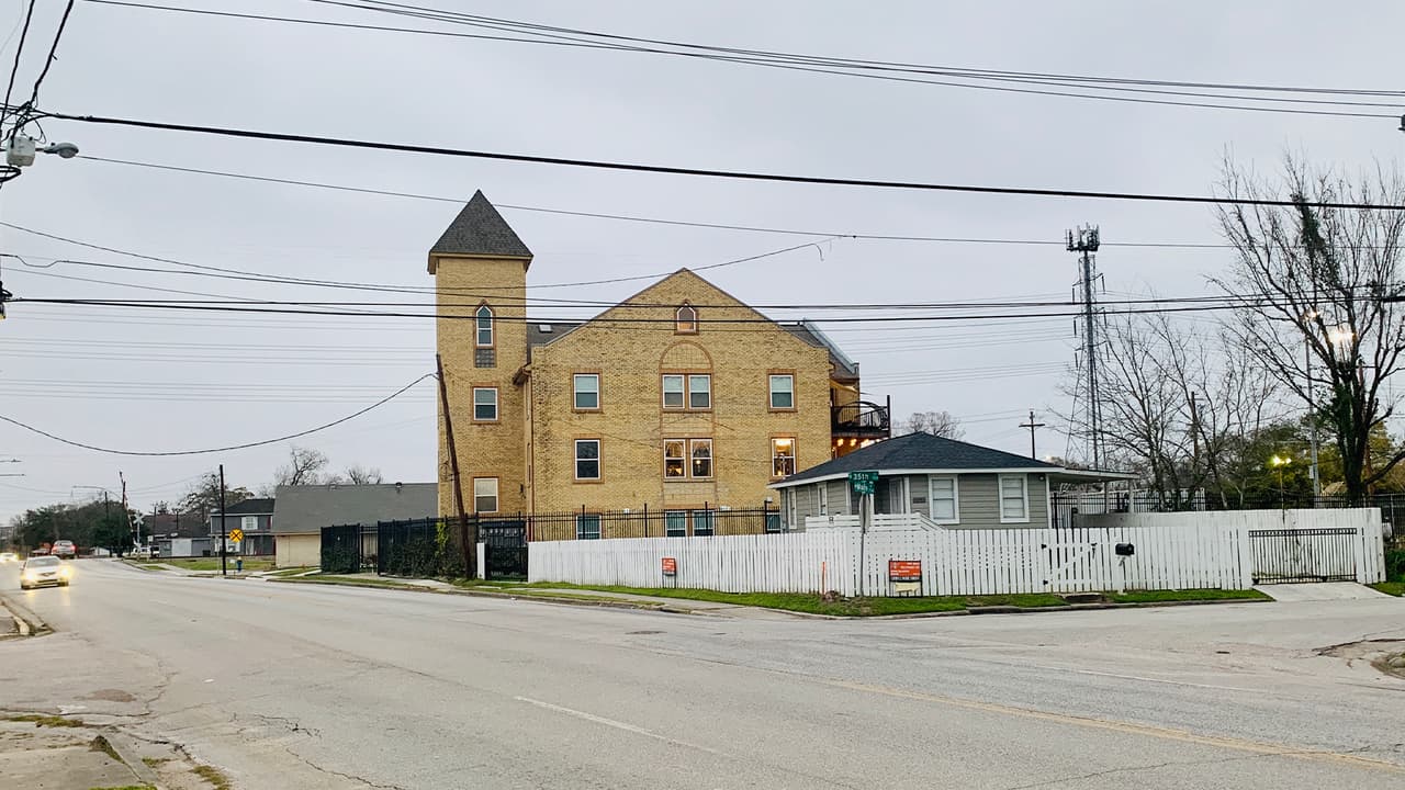 La iglesia está localizada en Independence Heights, un área que se estableció alrededor de 1905 por una pequeña comunidad de afroamericanos.