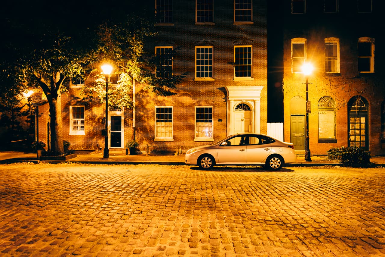<b>Estaciona el carro en una área iluminada y visible.</b> Esto en caso de que no tengas un garaje. Claro, no será suficiente para detener a los ladrones, pero los oportunistas prefieren robar en las sombras, donde no puedan ser fácilmente vistos.