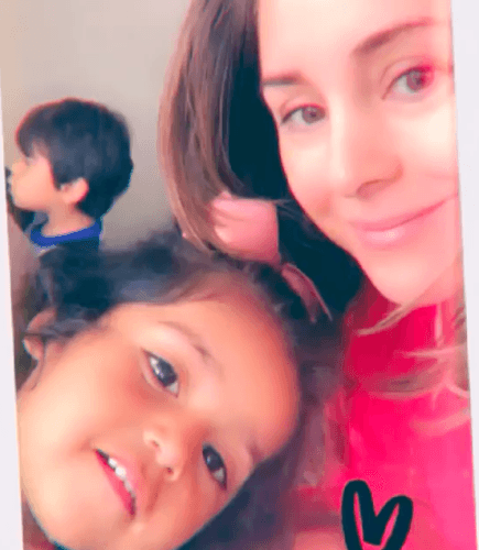 El año pasado Karyme se convirtió en
<a href="https://www.univision.com/famosos/karyme-lozano-confiesa-que-le-ha-sido-pesado-ser-mama-de-sus-hijos-adoptivos-fotos" target="_blank">madre adoptiva de dos pequeños</a>: Mateo y Ana Lucía.