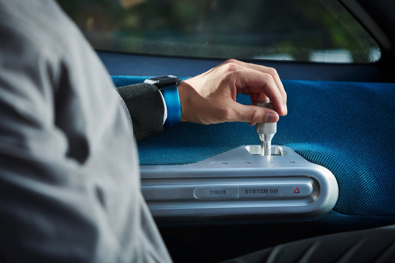 La Mercedes-Benz Vision Van es totalmente autónoma pero de hacer falta su tripulante podría tomar el control del vehículo a través de una palanca direccional o joystick, pero el grueso de las labores de manejo del vehículo está a cargo de los sistemas de conducción autónoma de la Vision Van. 
<br>