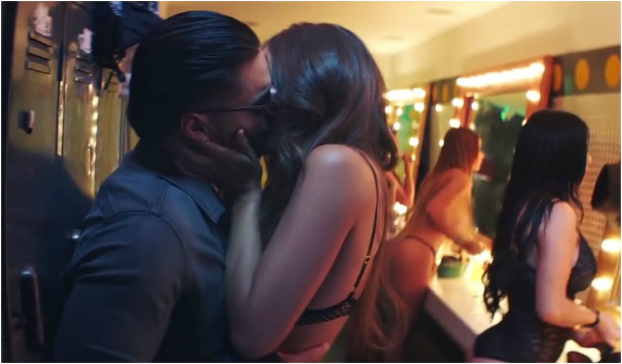 La pieza está compuesta por tres videos más que son: ‘GPS’, realizada junto a French Montana; ‘Vitamina’, junto a Arcángel y ‘23’, el tema que representa los inicios del cantante en la industria.