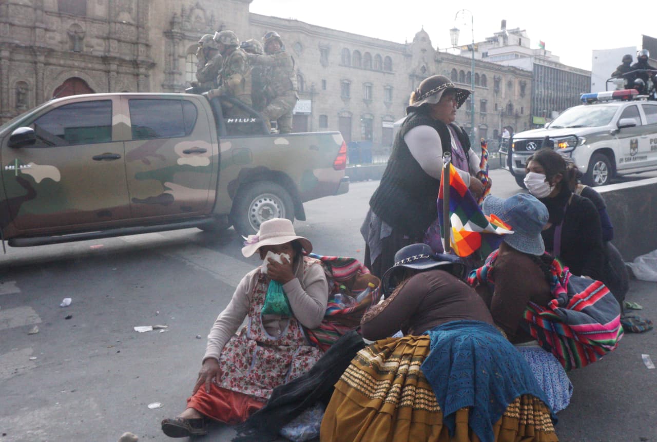 En la jornada de este viernes, miles de manifestantes, en su mayoría cocaleros del Chapare, reducto del exmandatario, buscaban ingresar a la ciudad de Cochabamba para protestar contra Áñez y reclamar el regreso de su líder. Al tratar de cruzar un puesto militar de control, donde opositores y seguidores de Morales se enfrentaron durante semanas, comenzaron los disparos.