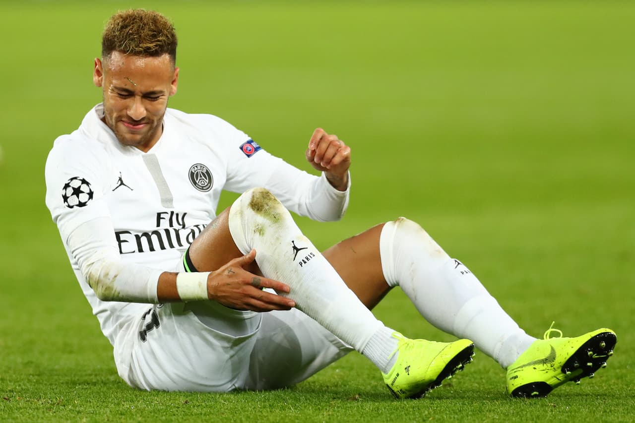 Una imagen que ya parece costumbre: Neymar sobre el césped quejándose de alguna jugada.