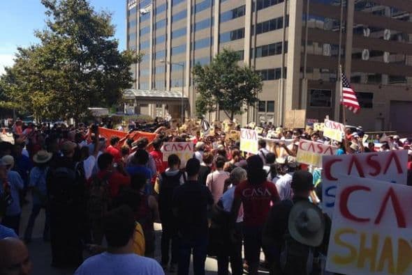 Después de la concentración frente a las oficinas de ICE, la marcha se dirigió al frente de la Casa Blanca. Foto: @OCANational