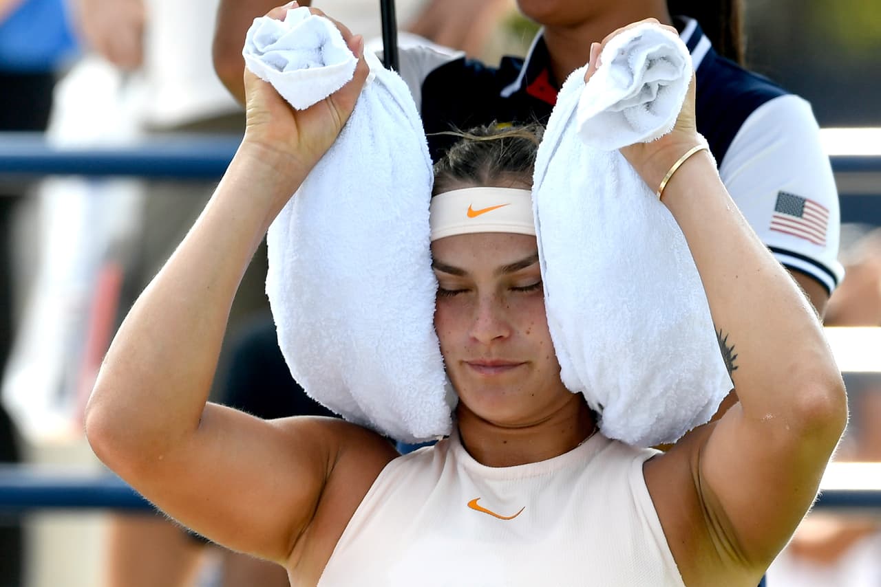 Las toallas con hielo están siendo muy comunes en cada partido de este Grand Slam para refrescar a los atletas.