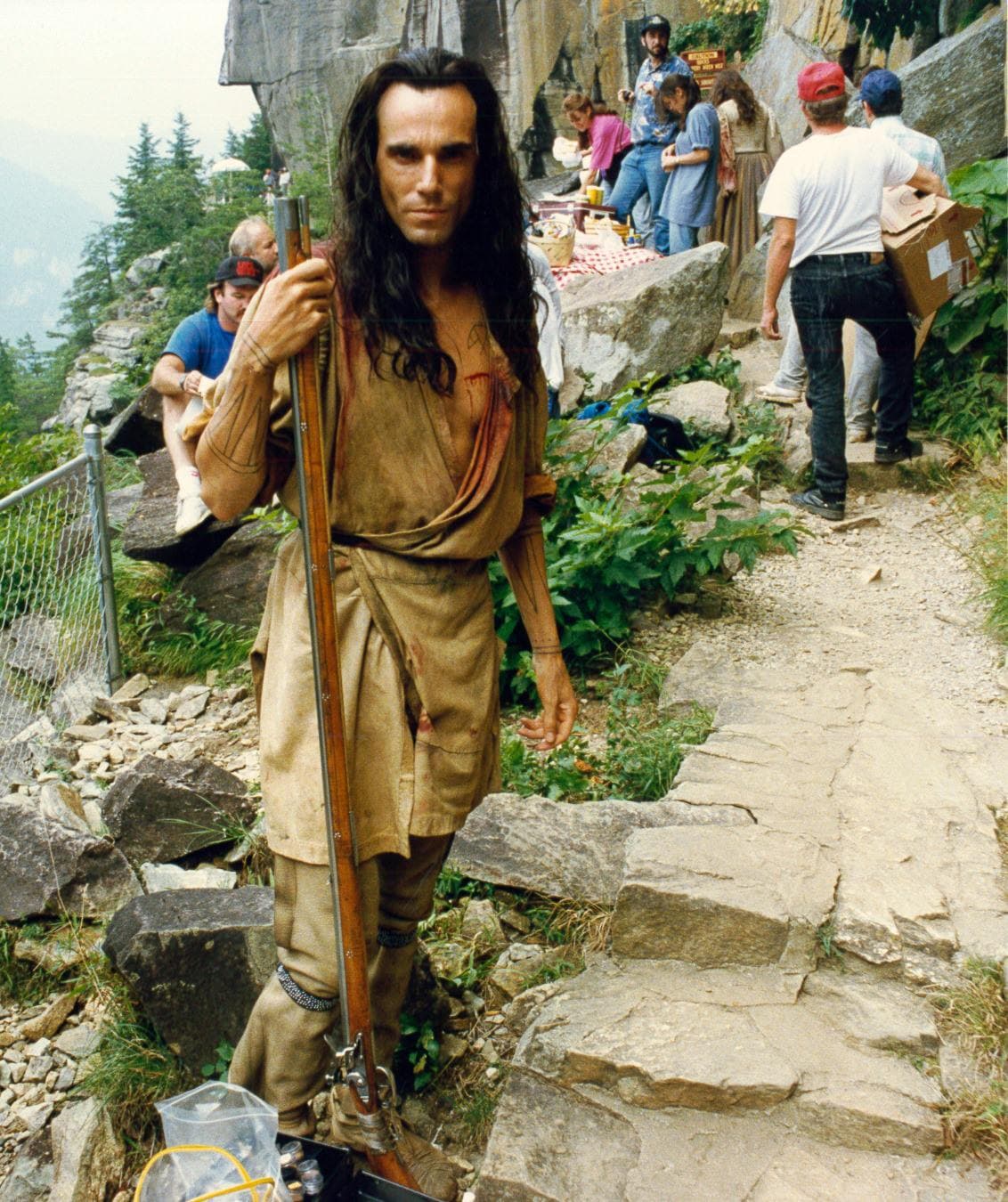<b>Last of the Mohicans (Cliff Trail, Chimney Rock State Park)</b>. Si bien la cascada que todos buscan fue filmada en un estudio, un lugar real que puedes visitar de The Last of the Mohicans es Chimney Rock. El Camino del Acantilado es el sendero de la montaña donde Magua y sus hombres caminan con su cautiva, Alice.
<br>
<br>
<b><a href="https://goo.gl/maps/HZVNpiUEfPZfuRi6A">Cómo llegar</a></b>