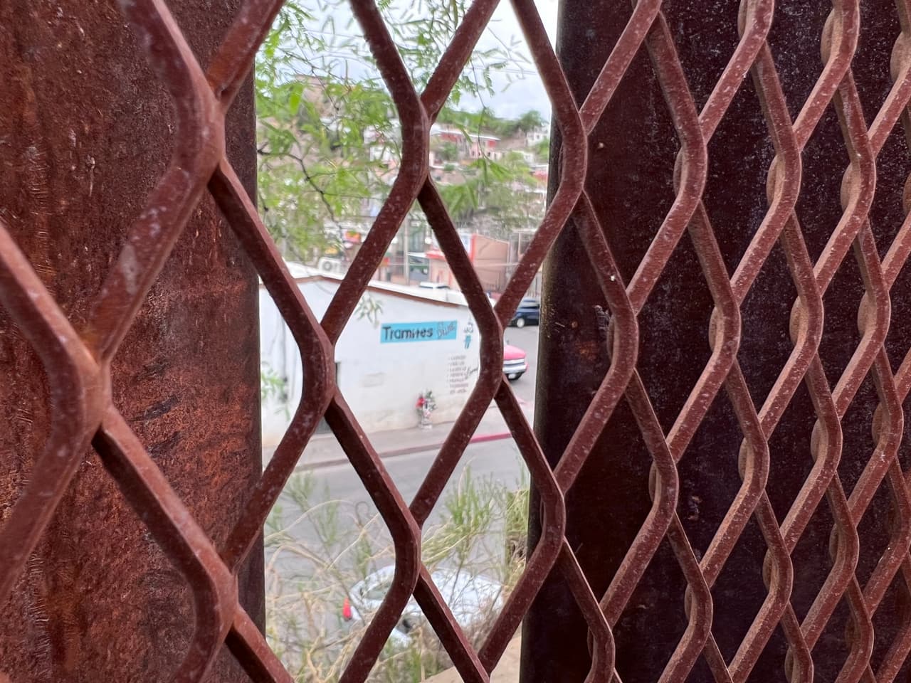 Vista del muro fronterizo en Nogales, Arizona, al lado mexicano se observa el altar de Jose2 Elena, el adolescente que murió luego de recibir disparos de un agente de la Patrulla Fronteriza desde el lado estadounidense en octubre de 2012.