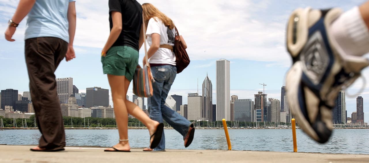 El Lakefront Trail o sendero del lago
<br>lo disfrutan ciclistas, corredores, caminantes, padres con cochecitos de bebés, patinadores, amigos y curiosos que saben que la vista vale mucho la pena. Es un camino pavimentado al frente a la costa del lago Michigan que está listo para recibirte.
<br>