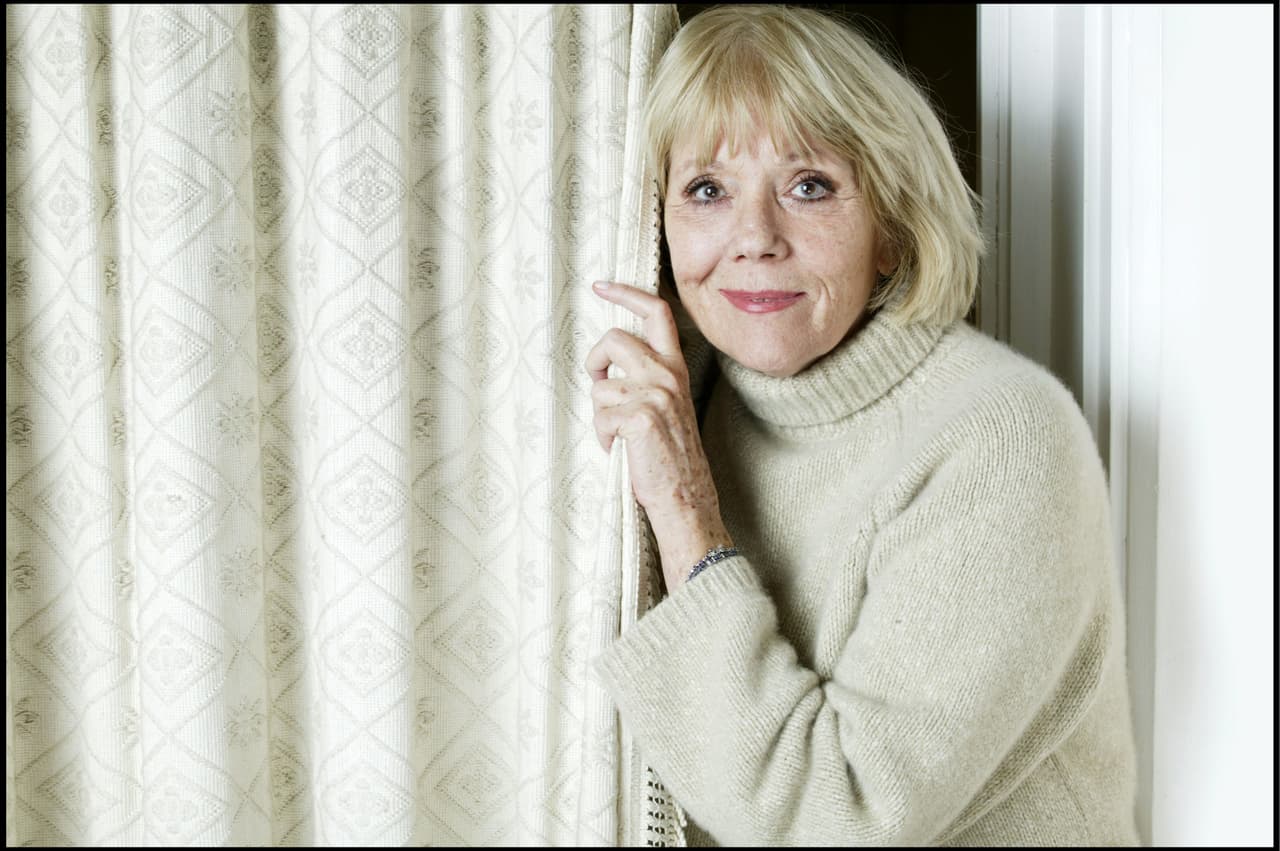 La actriz murió a consecuencia de un cáncer que le diagnosticaron en marzo, según declaró Rachael Stirling, hija de Rigg: "Pasó sus últimos meses reflexionando con alegría sobre su vida extraordinaria, llena de amor, risas y sintiendo un profundo orgullo por su profesión. La extrañaré más allá de las palabras", expresó.