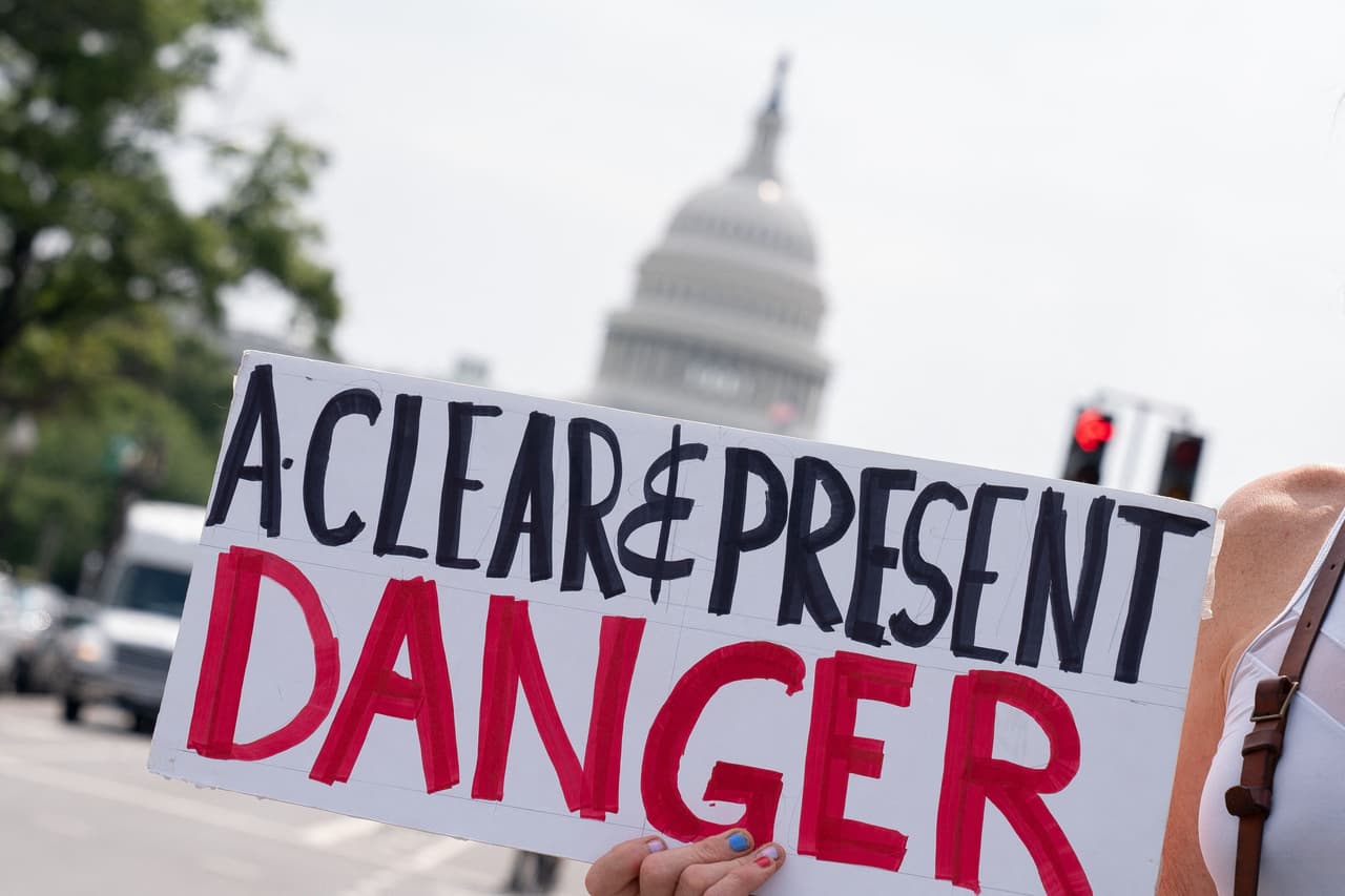 “El ataque al Capitolio de nuestra nación el 6 de enero de 2021 fue un asalto sin precedentes a la sede de la democracia estadounidense”, dijo el fiscal especial Jack Smith, cuya oficina dedicó meses a investigar a Trump.