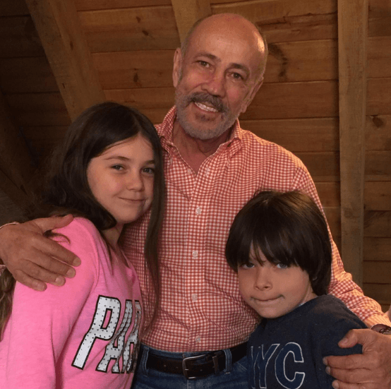 Prueba de lo anterior es que en 2020, la alemana compartió un retrato en el que aparecen sus hijos junto a su abuelo. En él deseo un feliz Día del Padre a su progenitor y sus seguidores de inmediato comentaron que su pequeño heredó “los ojos de su madre”.