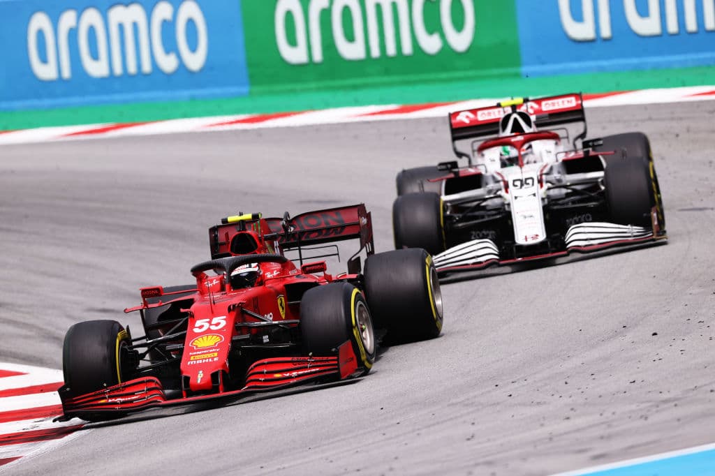 Lewis Hamilton se lleva el Gran Premio de España de la Formula 1. El piloto británico compartió el podio con Max Verstappen de Red Bull, quien cumplió su carrera número 100 y Valtteri Bottas de Mercedes Benz, quien quedó en tercera posición. El mexicano Sergio Pérez obtuvo la quinta posición.