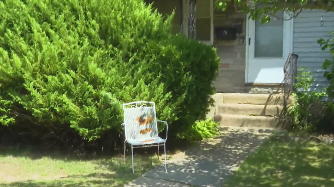 Una disputa familiar entre hermanos por la venta de una casa que les heredó su mamá 
<b><a href="https://www.univision.com/local/nueva-york-wxtv/pelea-entre-hermanos-por-casa-heredo-mama-termina-5-muertes-long-island" target="_blank">terminó con el asesinato de cuatro personas por uno de los hermanos</a></b> que después se quitó la vida.
<br>