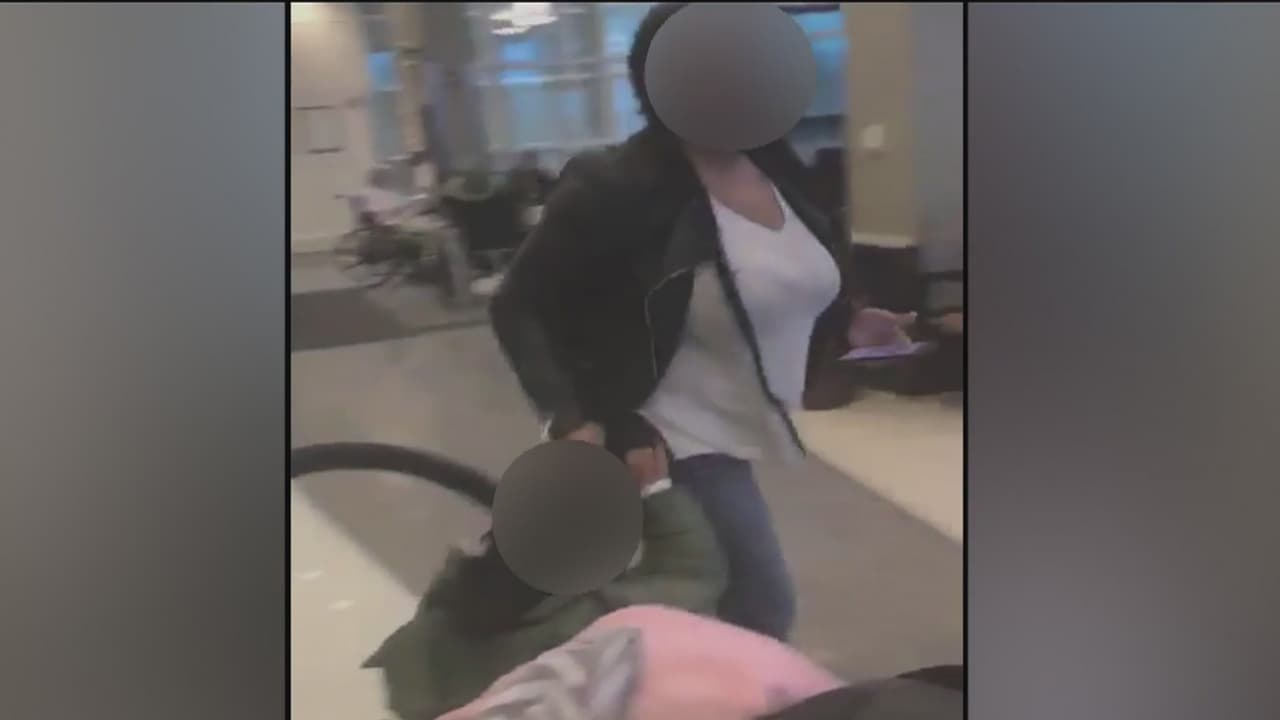 Presentan cargos contra mujer de Aurora, IL a raíz de video viral donde arrastraba a niño