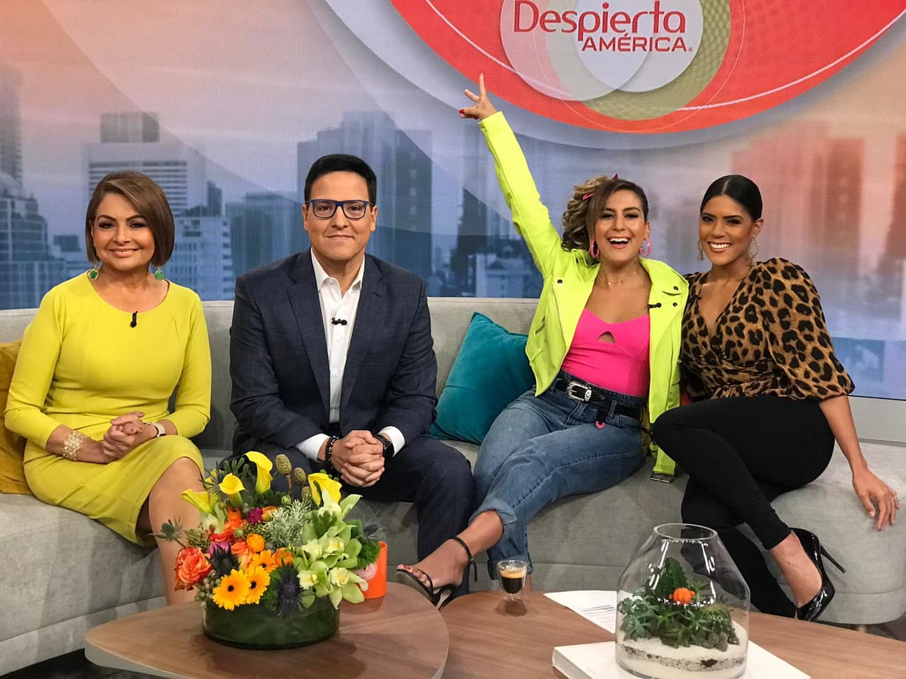 María Antonieta Collins estuvo de conductora invitada en Despierta América y quedó impactada al ver una de sus fotografías de cuando corría el año 1989.