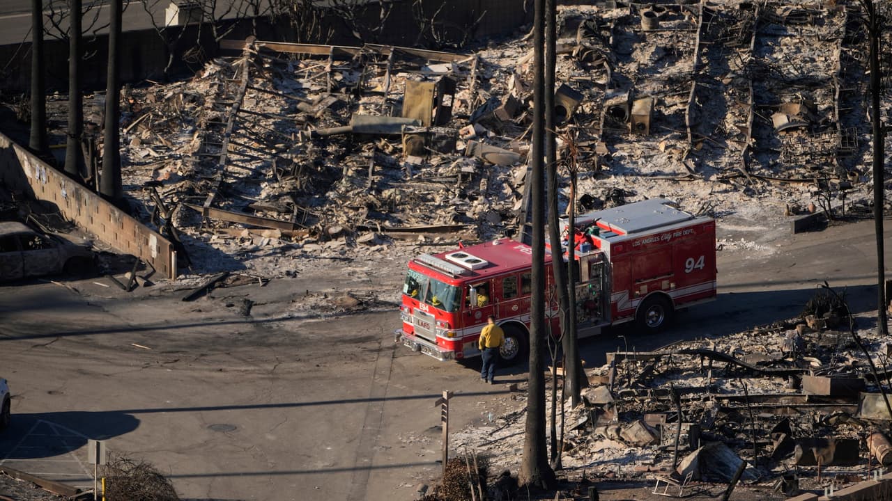 ¿Debes pagar la hipoteca o el alquiler si tu casa fue afectada por los incendios en Los Ángeles?