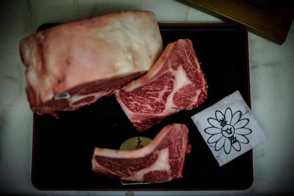 Solo hay una excepción y proviene de unas reses de la variante Tajima y son de la raza negra. Tras varias pruebas cumplieron los estrictas normas para calificar.