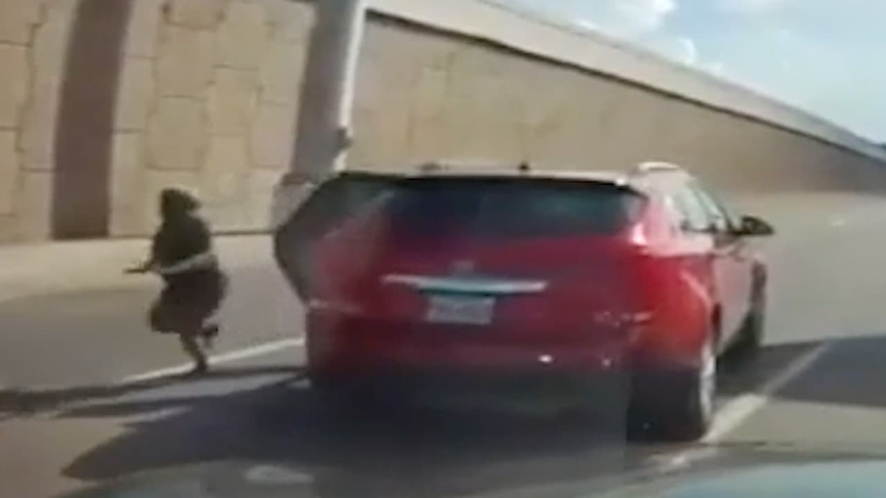 La mujer conducía una camioneta Cadillac roja con el bebé, de 18 meses, y tres niños más de 10, 5 y 4 años.