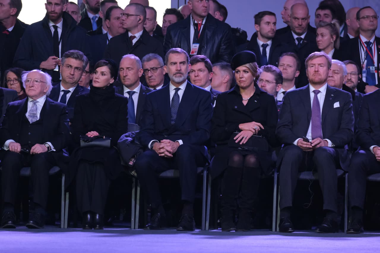 A la ceremonia oficial también asistieron los reyes de España, Felipe VI y Letizia, 
<b><a href="https://www.revistavanityfair.es/realeza/articulos/felipe-vi-y-dona-letizia-recorren-auschwitz-con-motivo-del-75-aniversario-de-su-liberacion/43069" target="_blank">quienes visitaron Auschwitz por primera vez</a>. </b>