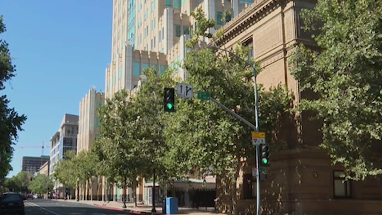 Sacramento evalúa prohibir el uso de espacios públicos municipales por agentes de ICE