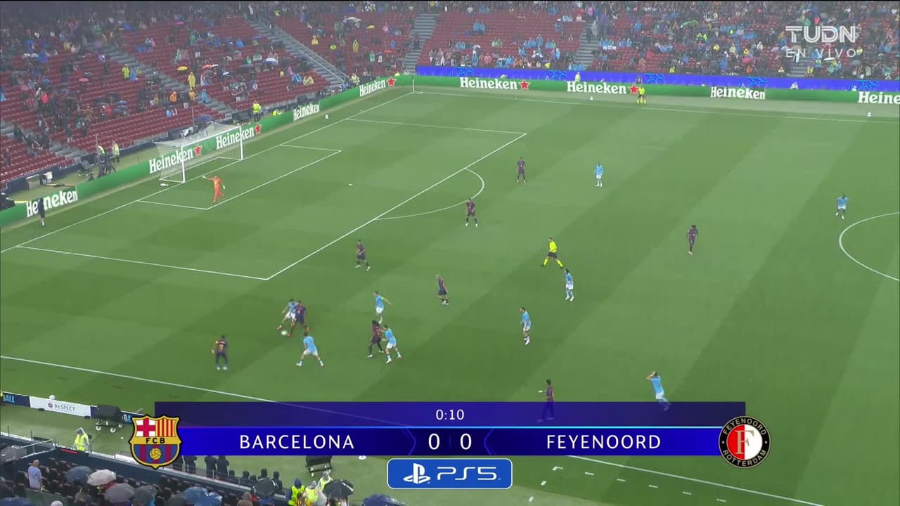 Arranca el partido y la pelota está en juego.