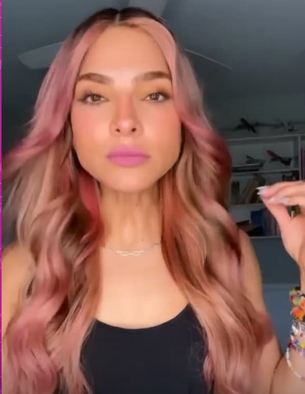 Ale Espinoza explicó que desde hace tiempo tenía la inquietud de llevarlo en este color y aprovechó que actualmente no tenía compromisos de trabajo con un look específico que le impidieran arriesgarse.