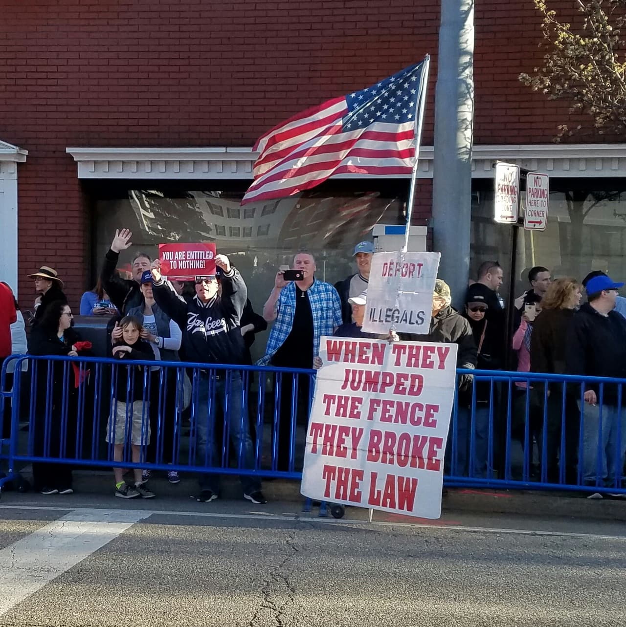 Los vecinos a los que no les importó que Trump visitara el lugar de un crimen racista