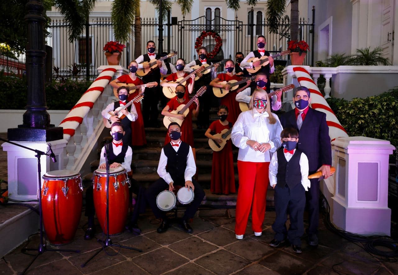 “Este año tuvimos que realizar el evento de manera distinta, de manera virtual. Pero no queríamos dejar pasar esta oportunidad para dar gracias y desear a todos salud, felicidad y mucha paz en esta temporada navideña. Porque a pesar de todos los retos, podemos celebrar con nuestras familias inmediatas el Día de Acción de Gracias y el nacimiento del niño Jesús”, expresó la gobernadora.