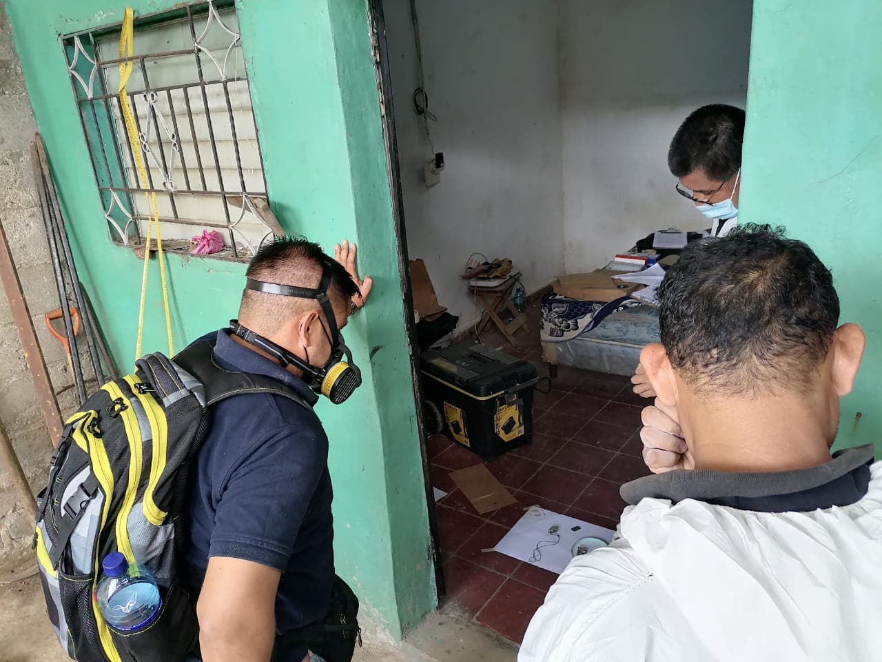 Encuentran 10 cadáveres en la casa de un expolicía acusado de feminicidio