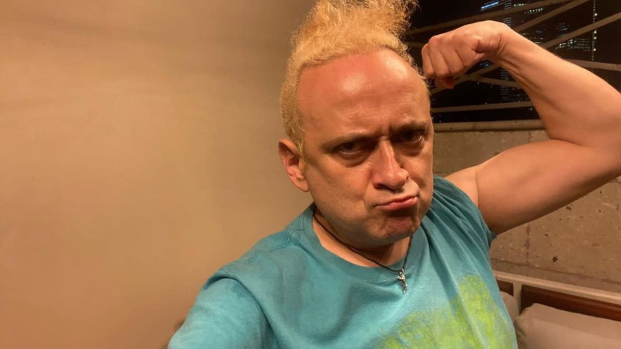 Lalo España se luce con sorprendente cambio de look: ¡ahora es rubio!