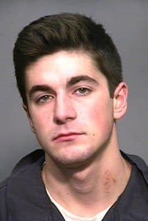 Este joven de 20 años fue arrestado por drogas y armas.