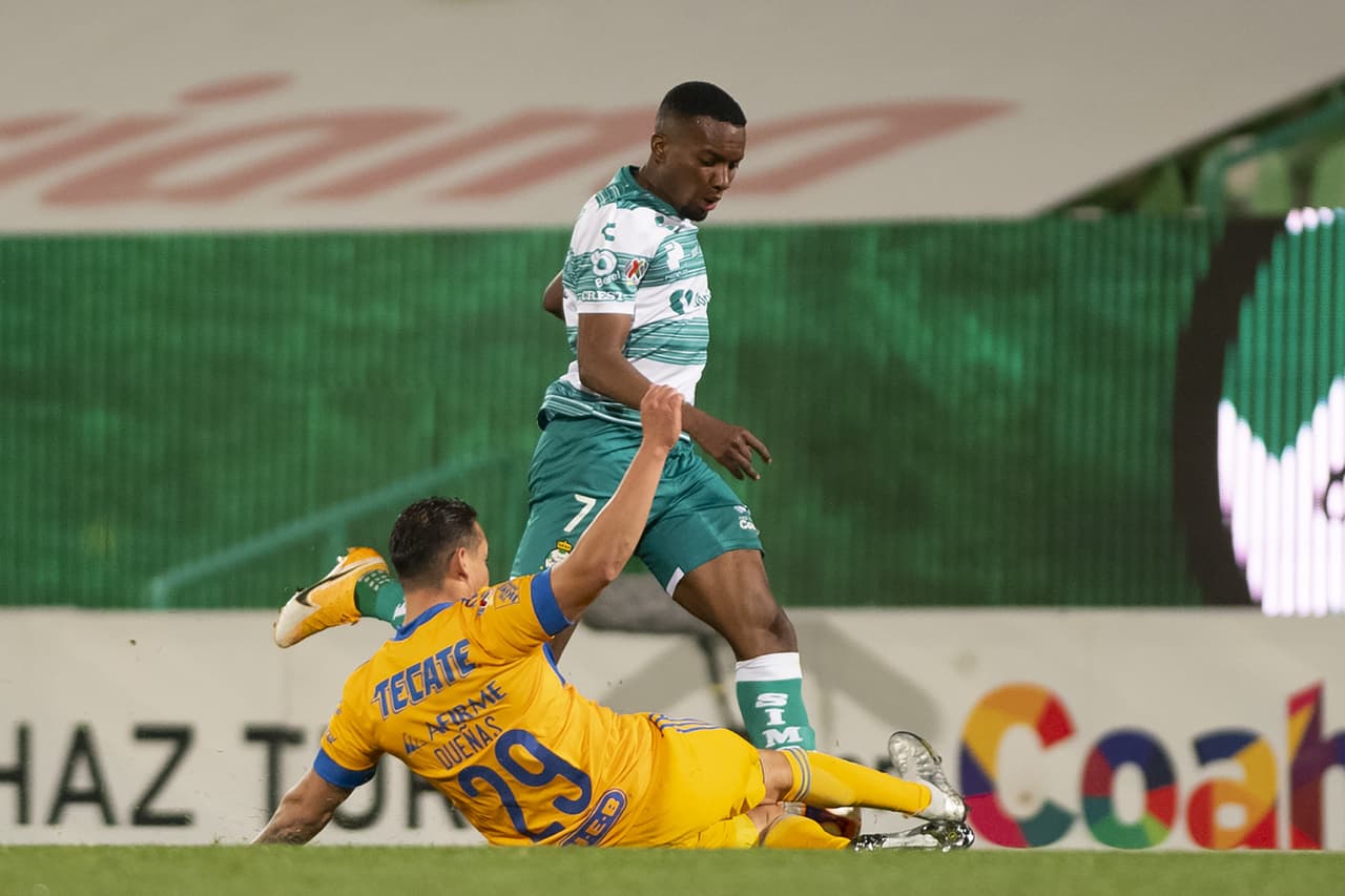 Juan Otero y Eduardo Aguirre son los encargados de la victoria a Santos 2-0 sobre los Tigres.