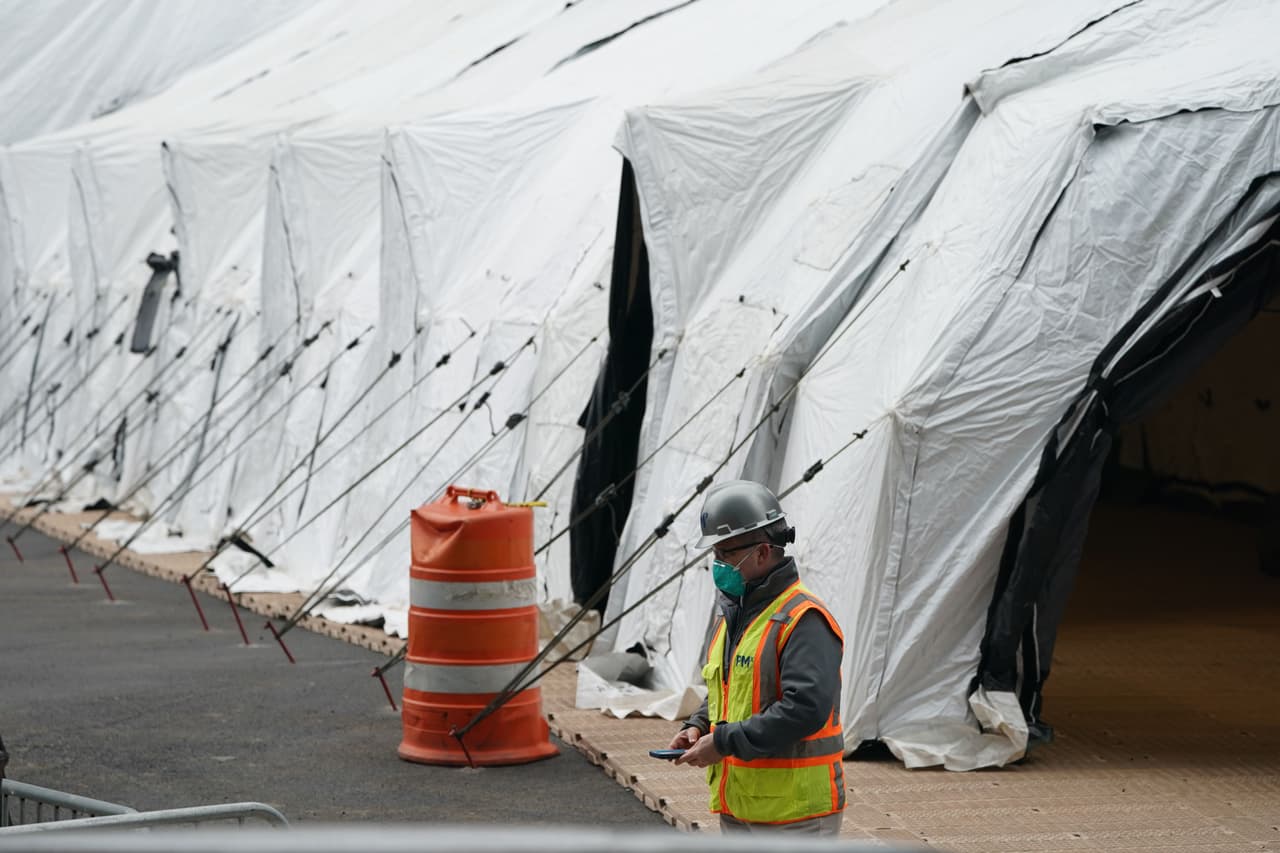Hay planes de crear fosas temporales en NYC por el coronavirus, pero no en los parques