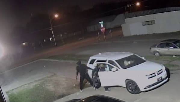 La Unidad de Homicidios del Departamento de Policía de Dallas solicita la asistencia del público para determinar la identidad de los sospechosos en las fotos.