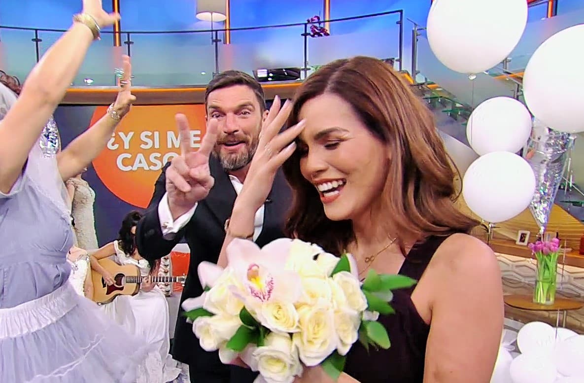 Nerviosa y con risas la presentadora de 31 años recibió el ramo y muchos ya la imaginamos con su vestido blanco.