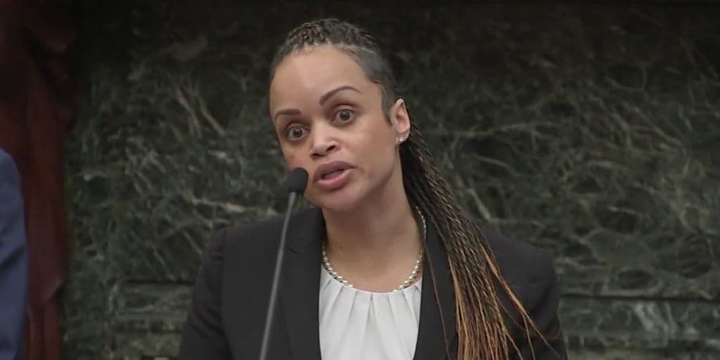 El año 2019 terminó con un total de 356 homicidios, la mayor cantidad en la ciudad desde 2007.
<br>
<br>Cuando fue presentada por el alcalde a principios de esta semana, la comisionada de policía recién nombrada de la ciudad, Danielle Outlaw, prometió tener mano dura con la violencia armada.
<br>
<br>"Trabajaré sin descanso para reducir el crimen en Filadelfia, en particular, la insidiosa violencia armada que afecta a muchas de nuestras comunidades", dijo Outlaw.
<br>Ella admitió que reducir la violencia es un proceso y requiere un esfuerzo comunitario.
<br>
<br>"Le pido a cada uno más que su apoyo, le pido su ayuda. Sus pensamientos, su sabiduría y sus ideas", dijo Outlaw.