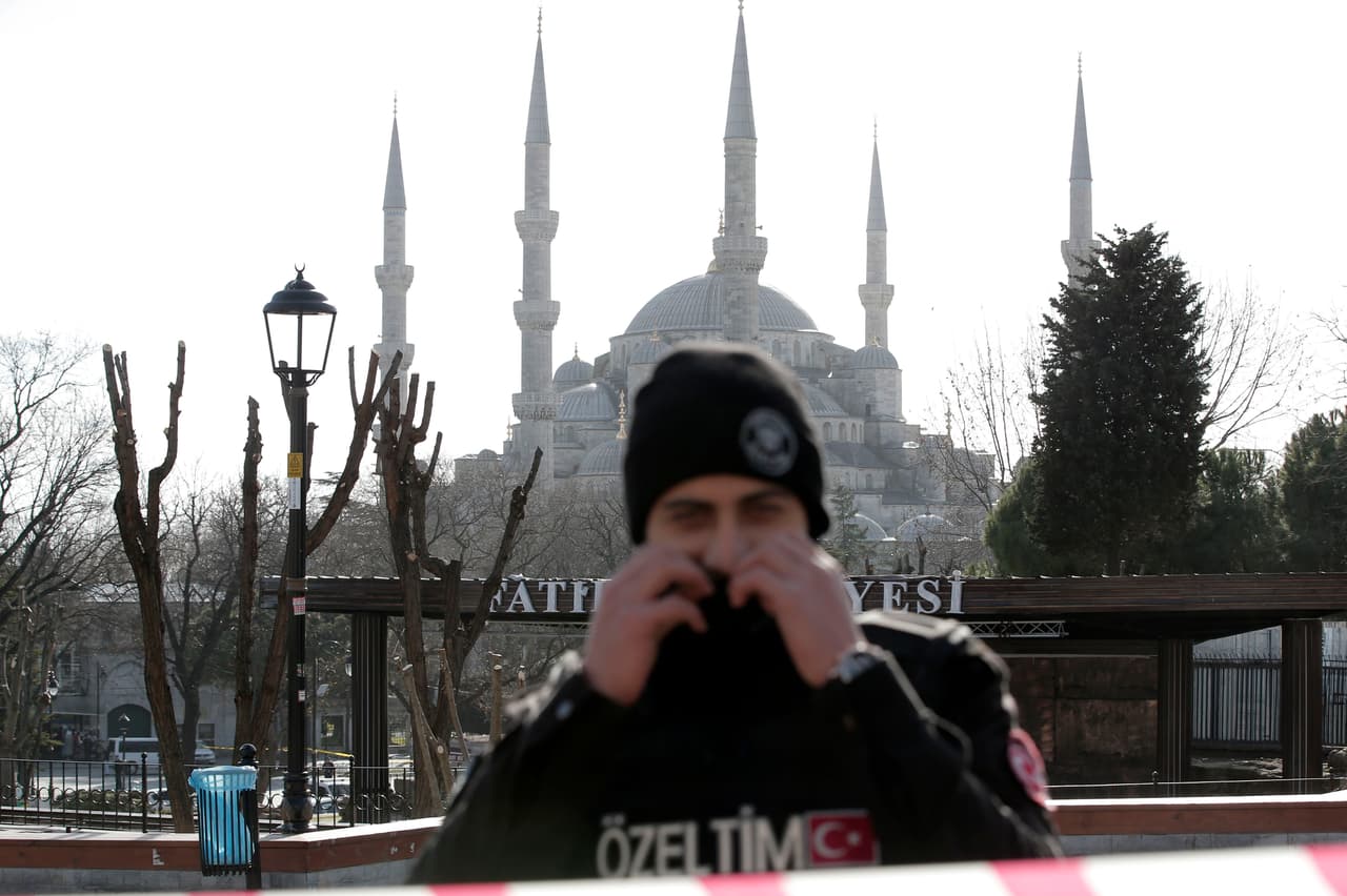 Un policía monta guardia ante la Mezquita Azul en el barrio histórico de Sultanahmet, en Estambul, el martes 12 de enero de 2016. (AP Foto/Lefteris Pitarakis)