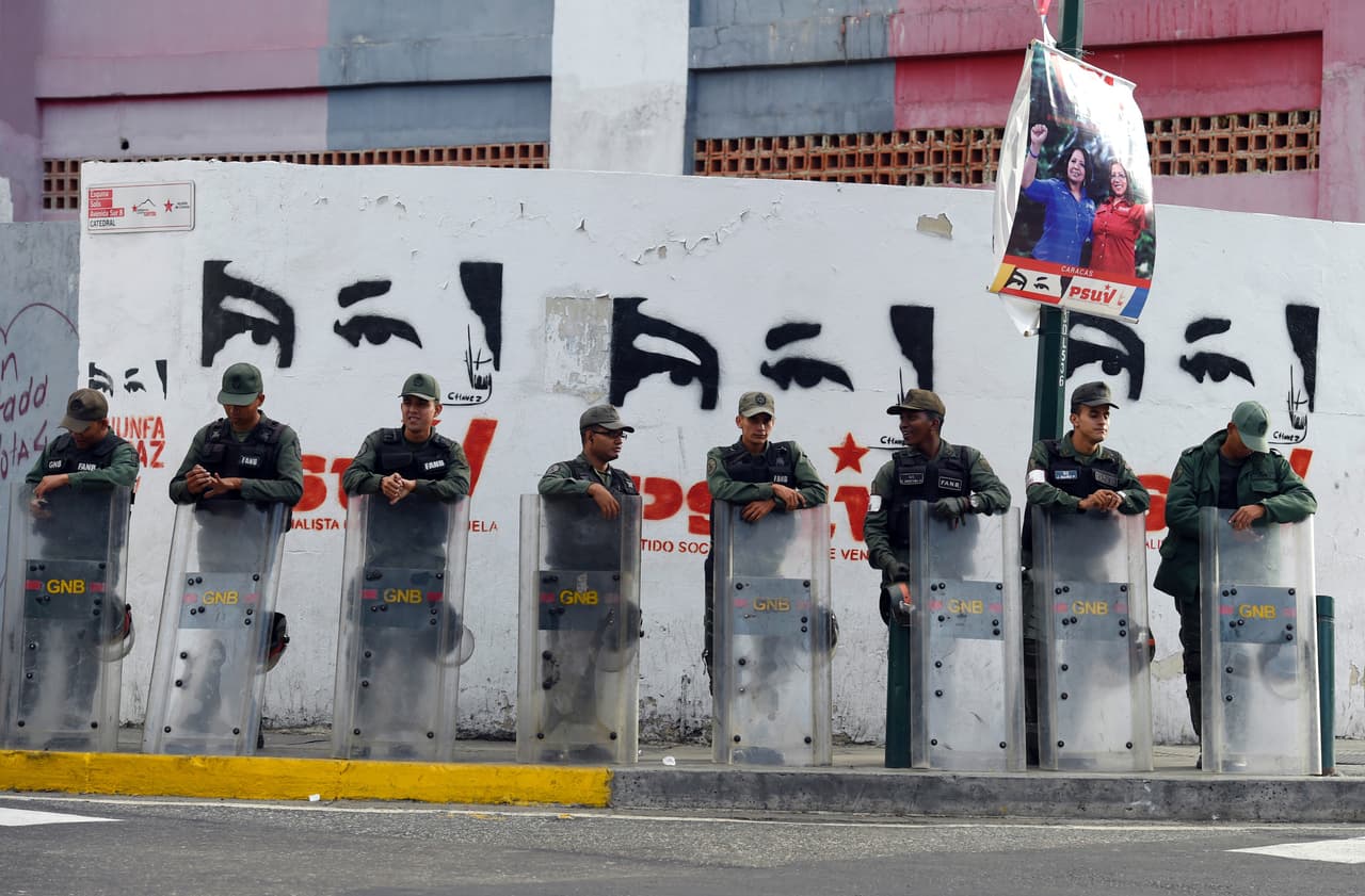 Soldados de la Guardia Nacional resguardan un centro de votación en la capital.