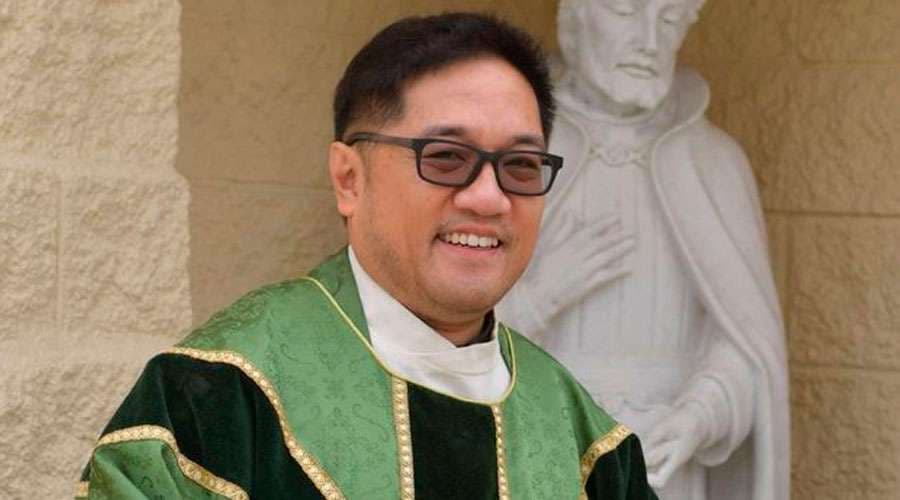 Sacerdote fallece dentro de una iglesia antes de iniciar un matrimonio en Los Ángeles