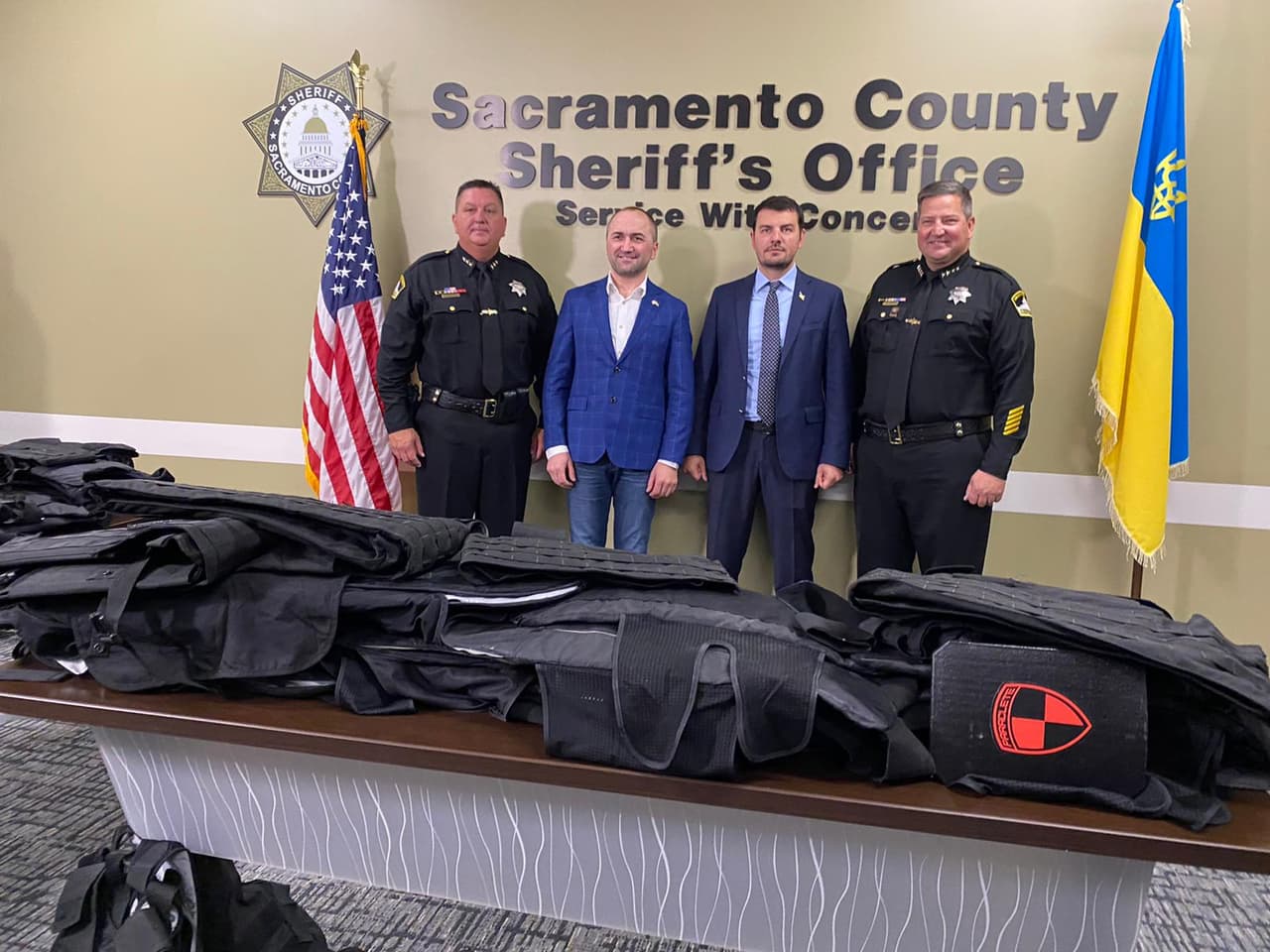 Oficina del Sheriff de Sacramento hace donativo de chalecos antibalas para voluntarios y personas vulnerables en Ucrania